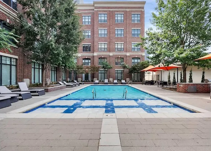 Downtown Near Arts District Pool